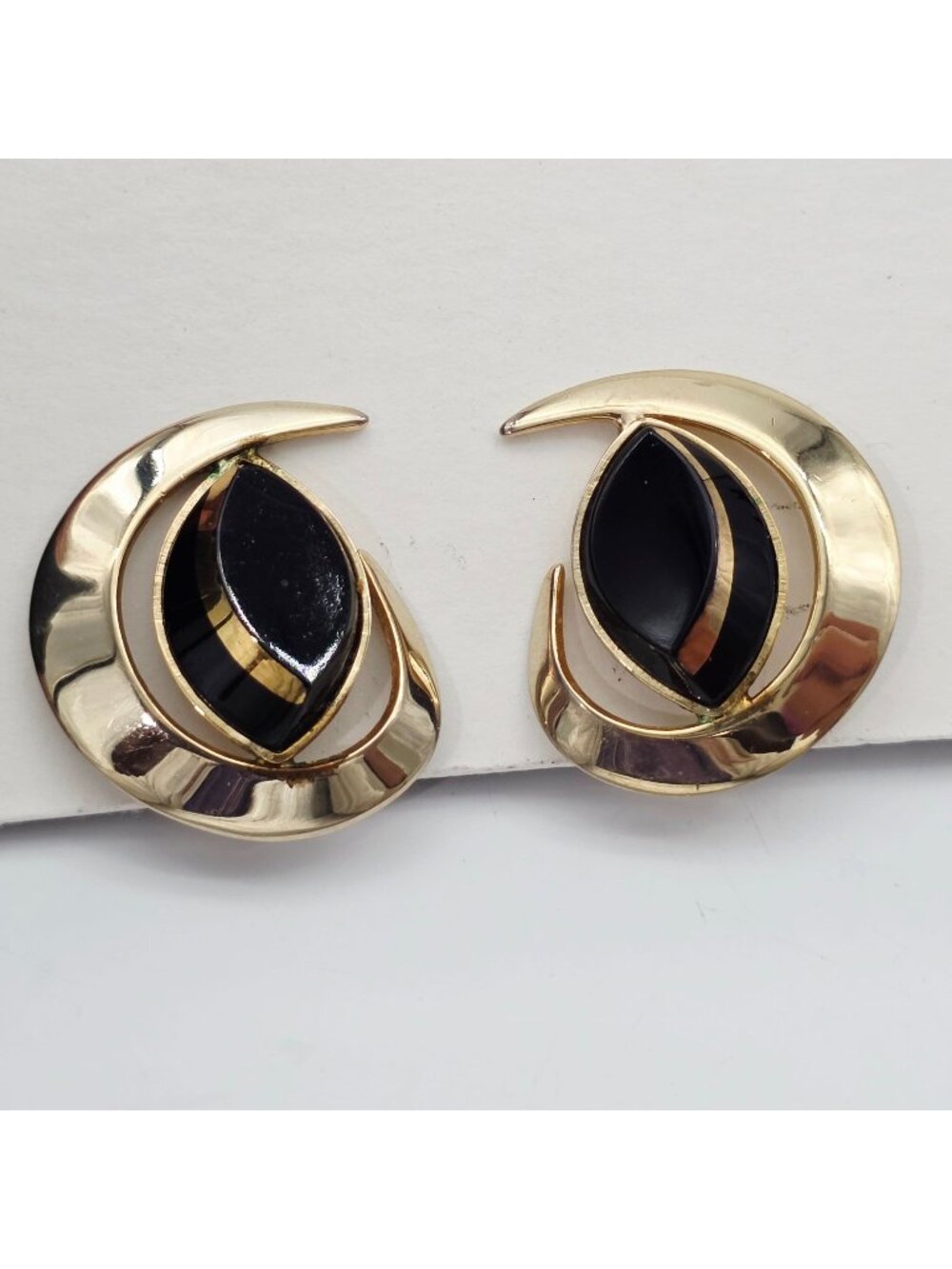 Sarah Coventry Gold-Tone Black Glass Stone Clip-On Earrings Crescent Leaf Design